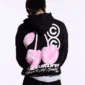 Modelo de espaldas con sudadera negra Cold Culture Berry mostrando el gráfico de cerezas rosas y logotipo