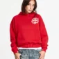 Detalle frontal de sudadera roja Cold Culture Discharge con capucha, bolsillo canguro y gráfico blanco en el pecho
