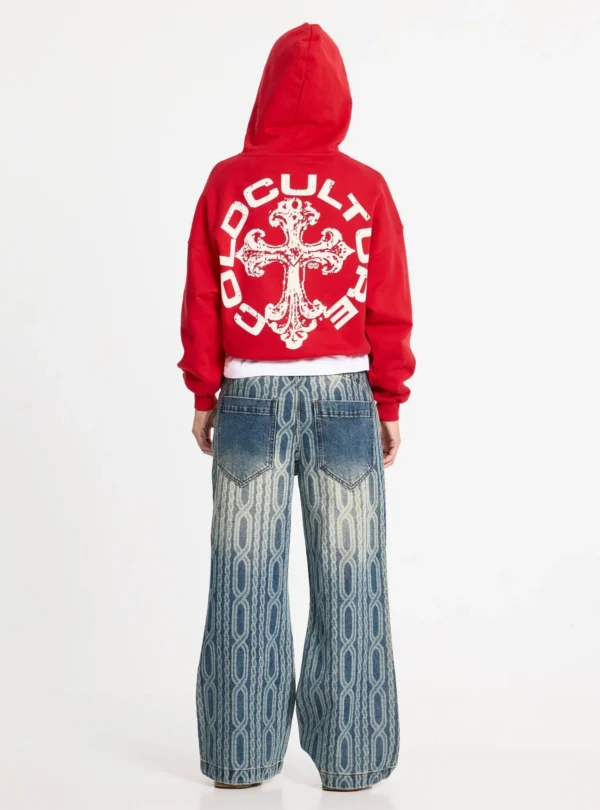 Cold Culture Discharge Sudadera – Roja – Vista trasera con modelo Modelo de espaldas con sudadera roja Cold Culture Discharge y gráfico blanco de cruz de gran tamaño