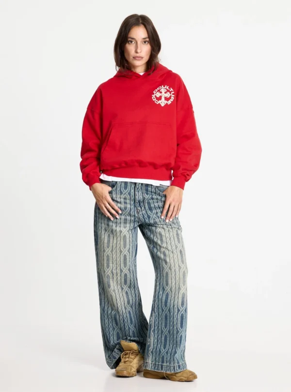 Cold Culture Discharge Sudadera – Roja – Modelo de frente Modelo con sudadera roja Cold Culture Discharge de frente, con gráfico blanco en el pecho y bolsillo canguro