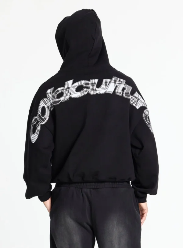 Vista trasera de la sudadera negra Cold Culture Tartan Curved Hoodie con capucha puesta y gráfico curvo de cuadros