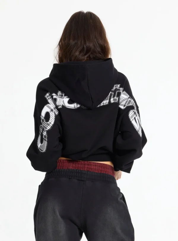 Modelo de espaldas con sudadera negra Cold Culture Tartan Curved Hoodie y gráfico curvo de cuadros en hombros y mangas