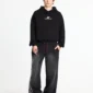 Modelo con sudadera negra Cold Culture Tartan Curved Hoodie, logo blanco en el pecho y bolsillo canguro