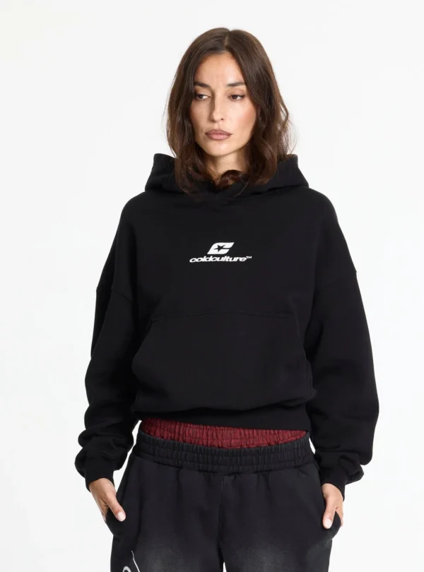 Modelo con sudadera negra Cold Culture Tartan Curved Hoodie, logo blanco en el pecho y bolsillo canguro