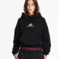Modelo con sudadera negra Cold Culture Tartan Curved Hoodie, logo blanco en el pecho y bolsillo canguro