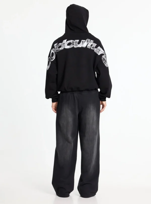 Vista de cuerpo entero por detrás de la sudadera negra Cold Culture Tartan Curved Hoodie con gráfico de cuadros en hombros