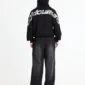 Vista de cuerpo entero por detrás de la sudadera negra Cold Culture Tartan Curved Hoodie con gráfico de cuadros en hombros