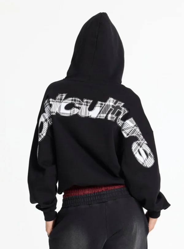 Vista trasera en tres cuartos de la sudadera negra Cold Culture Tartan Curved Hoodie con gráfico curvo de cuadros