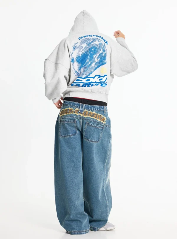 Modelo con sudadera Cold Culture Valentino en Heather Grey de espaldas, mostrando el gran gráfico azul trasero