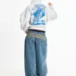 Modelo con sudadera Cold Culture Valentino en Heather Grey de espaldas, mostrando el gran gráfico azul trasero