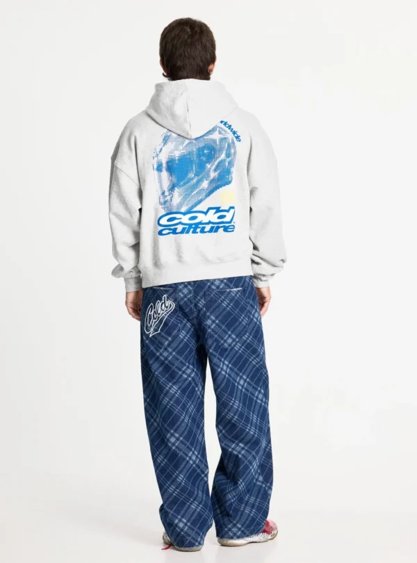 Modelo con sudadera Cold Culture Valentino en Heather Grey de espaldas, con gráfico azul de gran formato