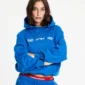 Detalle frontal de la sudadera azul Cold Culture Vertical con gráficos blancos en el pecho