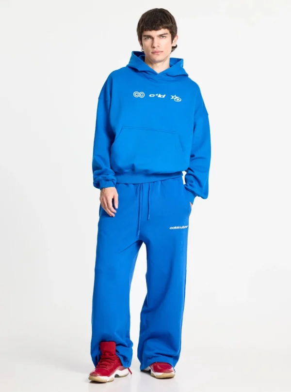 Modelo con sudadera azul Cold Culture Vertical y pantalón azul a juego en vista de cuerpo entero
