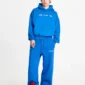 Modelo con sudadera azul Cold Culture Vertical y pantalón azul a juego en vista de cuerpo entero