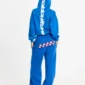 Modelo de espaldas con sudadera azul Cold Culture Vertical y logotipo blanco vertical