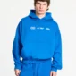Modelo con sudadera azul Cold Culture Vertical mostrando los gráficos blancos del pecho