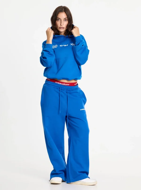 Modelo con sudadera azul Cold Culture Vertical, capucha y gráficos blancos en el pecho