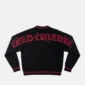 Vista trasera del jersey Archive Gothic Knit Black de Cold Culture, con letras góticas rojas de gran tamaño en la espalda y detalles a rayas rojas en cuello, puños y bajo.