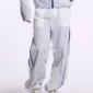 Detalle frontal del pantalón blanco Cold Culture Arctic V1 Regular con bolsillos y ribetes azules laterales