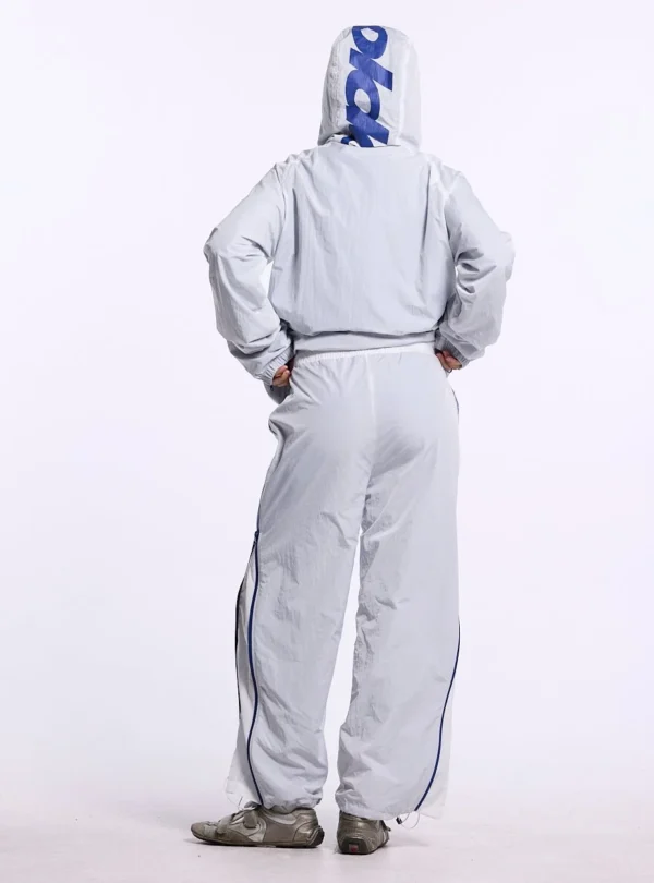 Modelo de espaldas con pantalón blanco Cold Culture Arctic V1 Regular de corte holgado y bajos ajustables