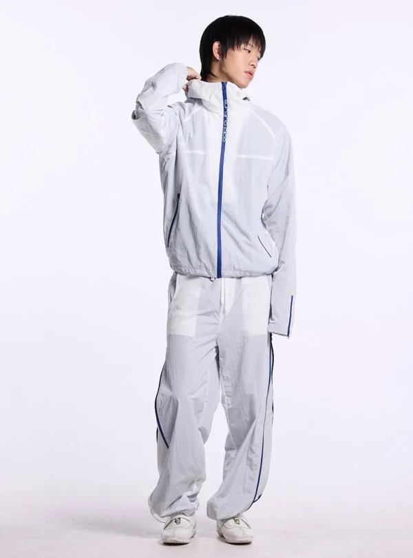 Modelo con pantalón blanco Cold Culture Arctic V1 Regular de corte holgado y detalles azules laterales