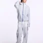 Modelo con pantalón blanco Cold Culture Arctic V1 Regular de corte holgado y detalles azules laterales