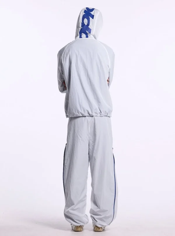 Vista trasera de modelo con pantalón blanco Cold Culture Arctic V1 Regular y detalles azules en los laterales