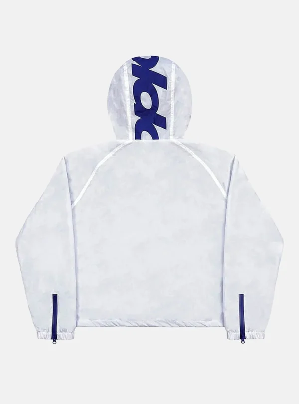 Vista trasera del Cold Culture Arctic Windbreaker blanco con gráfico azul en la capucha