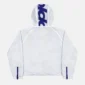 Vista trasera del Cold Culture Arctic Windbreaker blanco con gráfico azul en la capucha