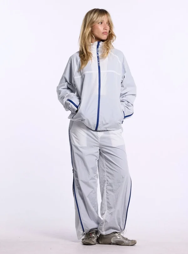 Modelo con cortavientos blanco Cold Culture Arctic Windbreaker con cremallera azul