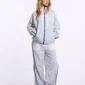 Modelo con cortavientos blanco Cold Culture Arctic Windbreaker con cremallera azul
