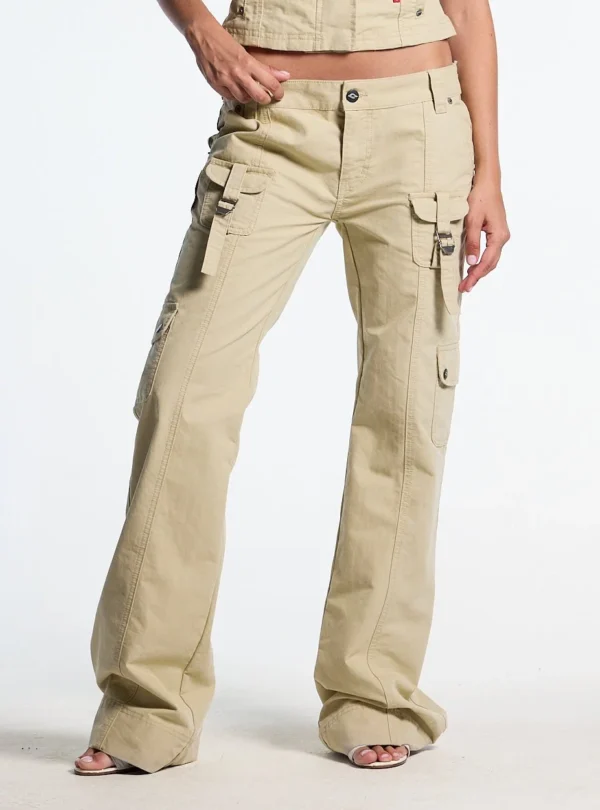 Cold Culture Army Script Pantalones Cargo – Military Green – Detalle de bolsillos Detalle frontal de los pantalones cargo Army Script de Cold Culture en verde militar, con cintura de botón, bolsillos con solapa y correas con hebillas metálicas.