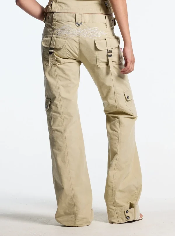 Cold Culture Army Script Pantalones Cargo – Military Green – Detalle trasero Detalle trasero de los pantalones cargo Army Script de Cold Culture en verde militar, con bordado blanco y bolsillos con hebillas.