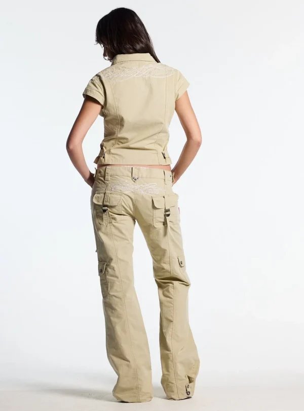 Cold Culture Army Script Pantalones Cargo – Military Green – Modelo de espaldas Modelo de espaldas con pantalones cargo Army Script de Cold Culture en verde militar, de pernera ancha y bolsillos traseros con correas.