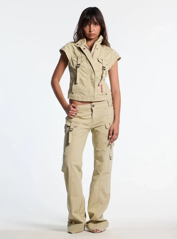 Cold Culture Army Script Pantalones Cargo – Military Green – Vista frontal con modelo Modelo con pantalones cargo Army Script de Cold Culture en verde militar, con bolsillos laterales y pernera ancha, combinados con un chaleco a juego.