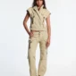 Modelo con pantalones cargo Army Script de Cold Culture en verde militar, con bolsillos laterales y pernera ancha, combinados con un chaleco a juego.