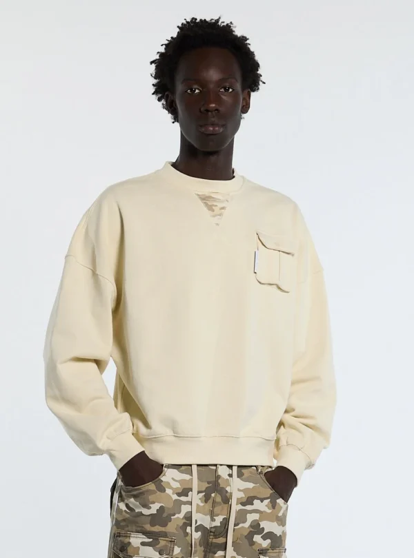 Detalle frontal de la sudadera sin capucha Authority de Cold Culture en color cream con bolsillo en el pecho
