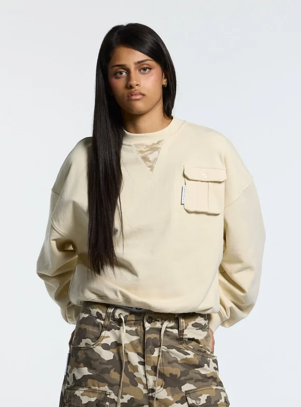 Detalle de la sudadera sin capucha Authority de Cold Culture en color cream con bolsillo frontal y cuello con camuflaje