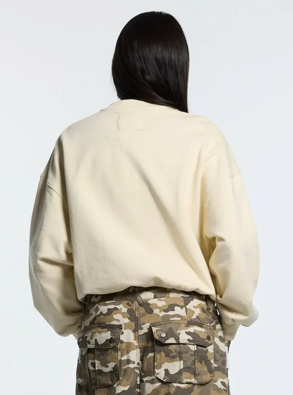 Vista trasera de la sudadera sin capucha Authority de Cold Culture en color cream llevada por modelo