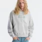Modelo con sudadera Bands de Cold Culture en gris jaspeado, mostrando el estampado de billete en el pecho y su corte holgado.