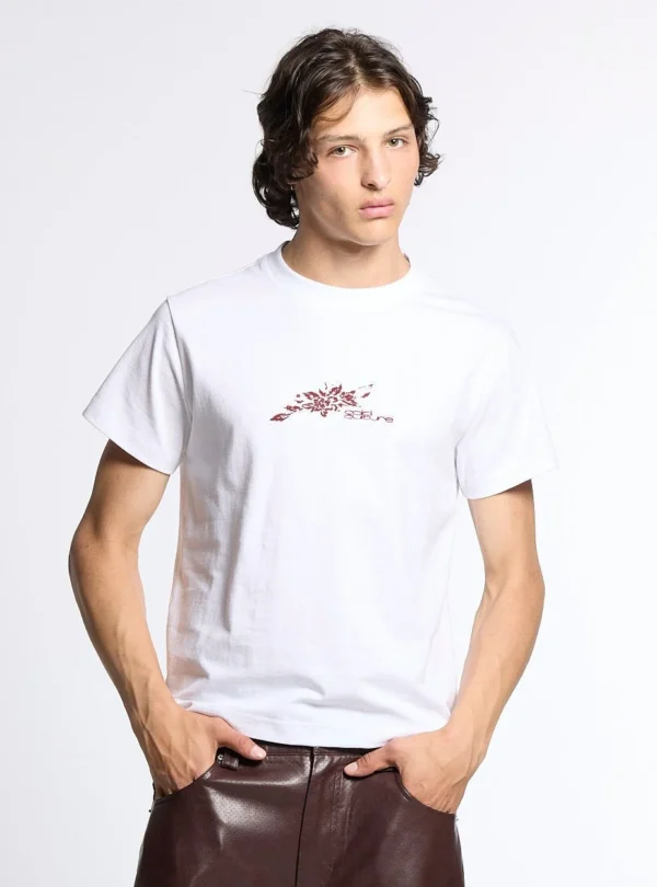 Modelo con camiseta blanca Cold Culture Bloom mostrando el gráfico floral del pecho