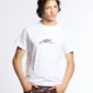 Modelo con camiseta blanca Cold Culture Bloom mostrando el gráfico floral del pecho