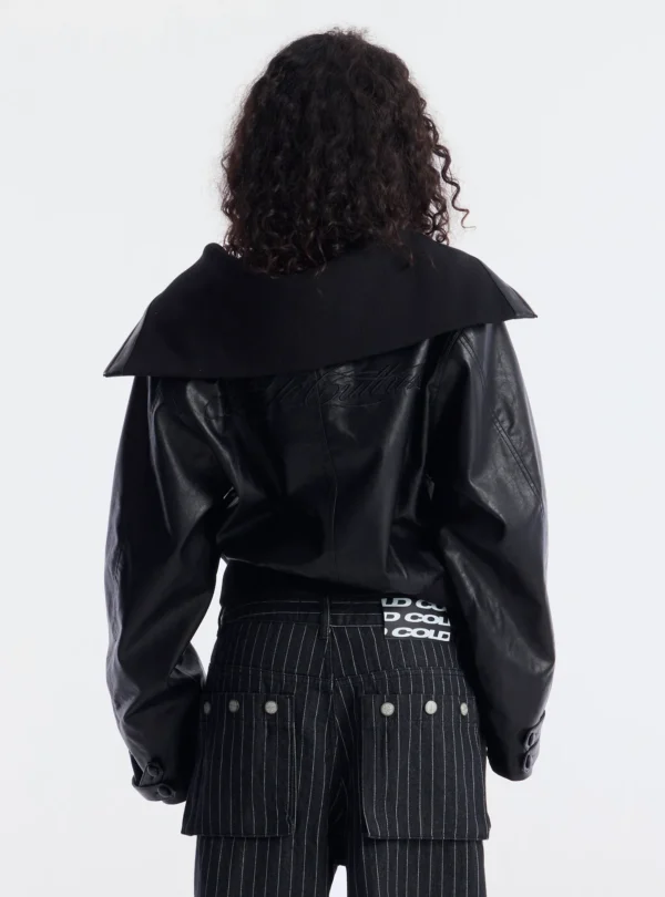 Vista posterior de una modelo con el abrigo negro Bunker Bomber de Cold Culture, cuello ancho doblado y bordado tonal en la espalda.