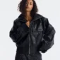 Modelo con el abrigo negro Bunker Bomber de Cold Culture, cuello ancho abierto, bolsillos delanteros y logotipo bordado en el pecho.