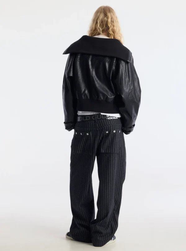 Modelo de espaldas con el abrigo negro Bunker Bomber de Cold Culture, cuello ancho doblado y corte corto con cintura elástica.