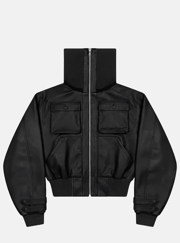 Vista frontal del abrigo negro Bunker Bomber de Cold Culture con cremallera metálica, cuello alto y bolsillos con solapa.