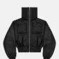 Vista frontal del abrigo negro Bunker Bomber de Cold Culture con cremallera metálica, cuello alto y bolsillos con solapa.