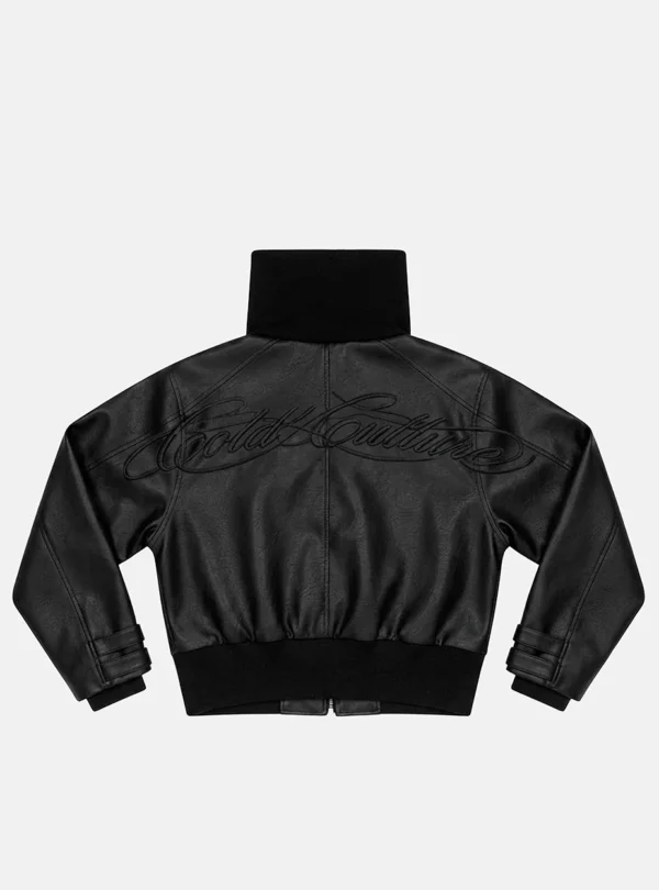 Vista trasera del abrigo negro Bunker Bomber de Cold Culture con cuello alto, logotipo bordado en negro y cintura ajustada.