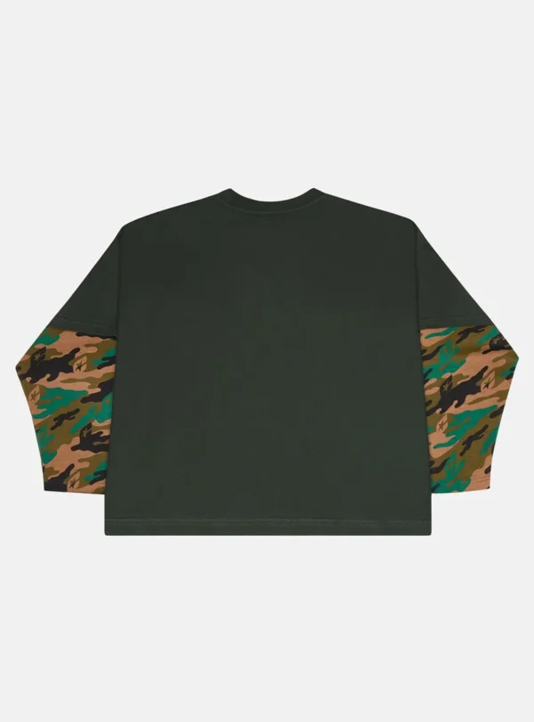 Vista trasera de la manga larga Cold Culture Camo Double en Deep Forest con mangas de camuflaje