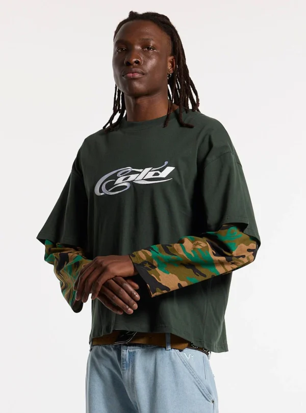 Modelo con manga larga Cold Culture Camo Double en Deep Forest, gráfico frontal y mangas de camuflaje